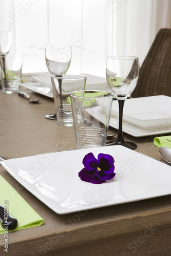 Gedeck mit Blume