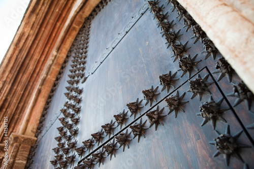 Detalle de puerta de madera con ornamentos de hierro photo