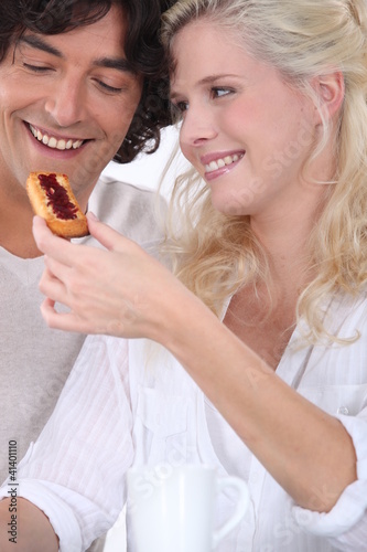 a wife give a tartine to her husband