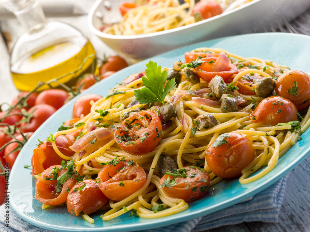 Φωτογραφία guitar spaghetti with pachino tomatoes and capers