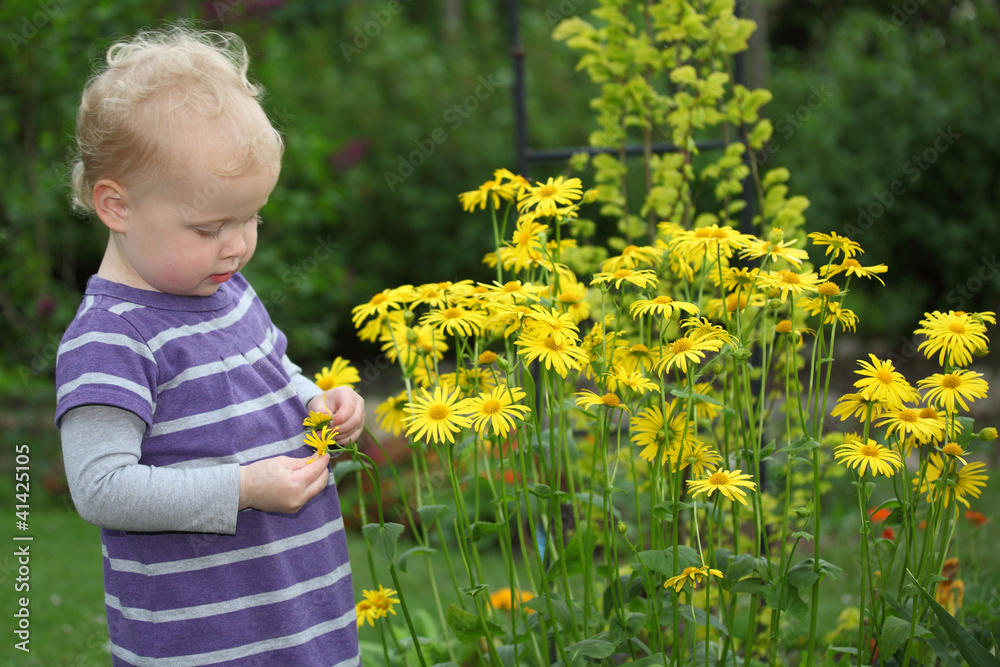 Kleines Mädchen im Garten Kleines Mädchen im Garten