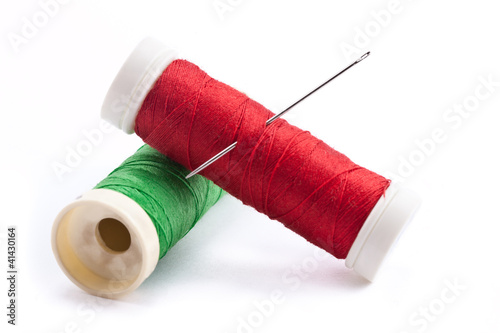 Hilos de colores y una aguja de coser