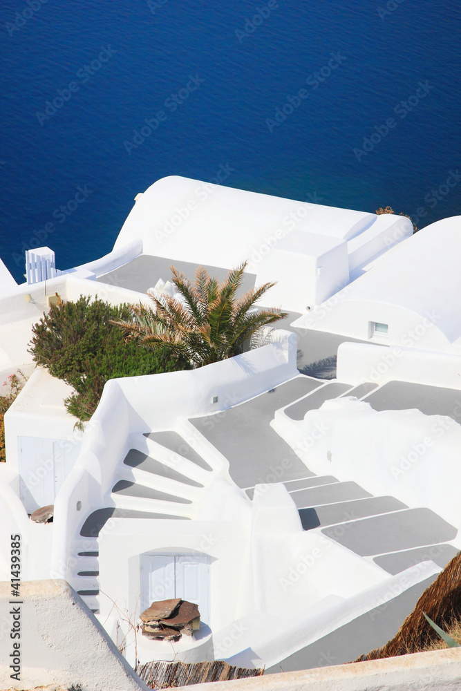 Naklejka premium Santorini village terasse by the sea