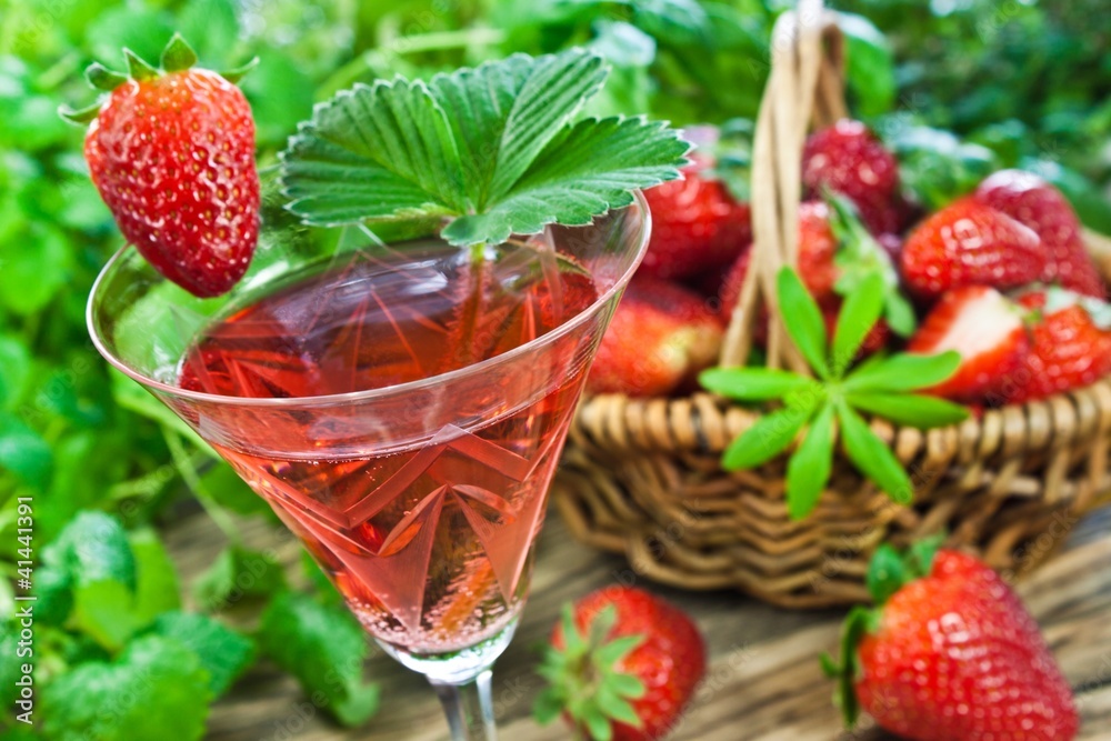 Sekt und Erdbeeren Stock-Foto | Adobe Stock