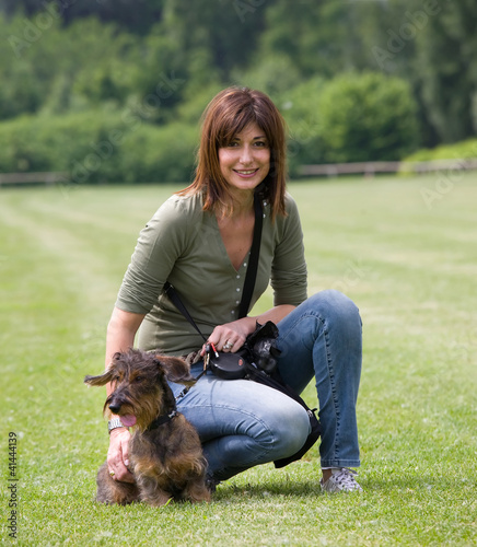 Cagnolino e padrona sul prato photo