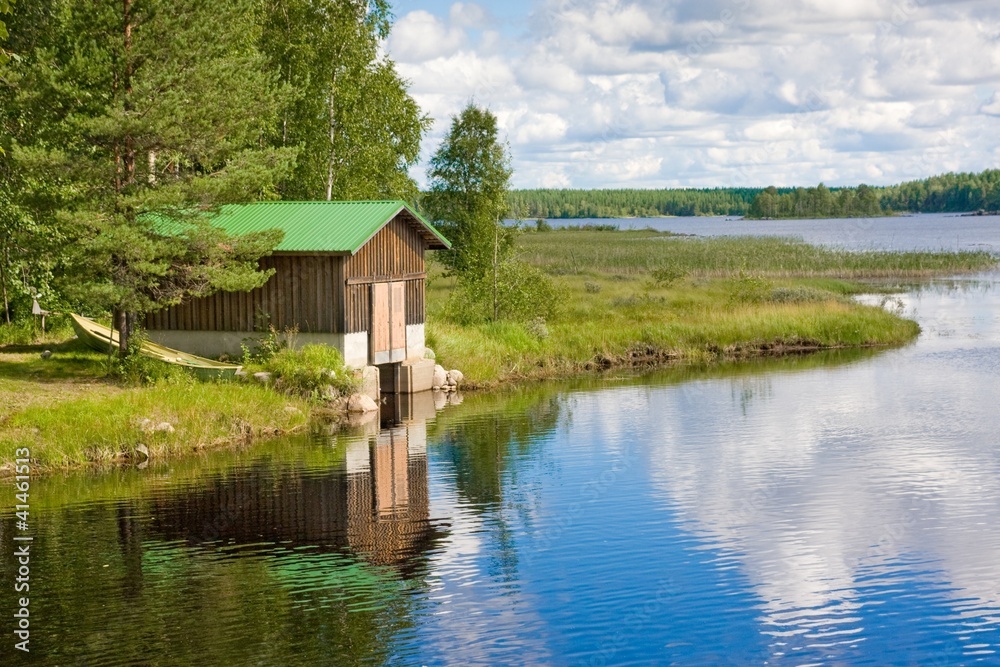 Сарай и лодка на берегу озера. Финляндия