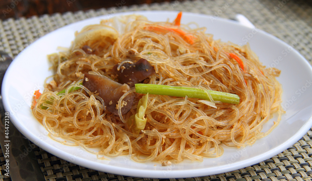 Rice noodles with carrots, cabbage and celery