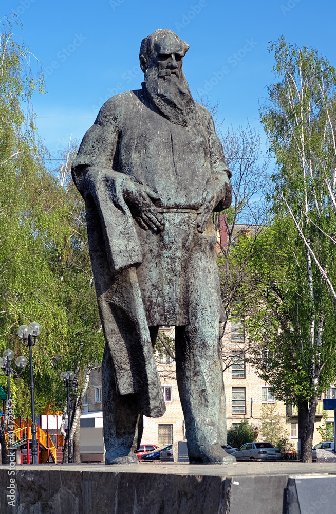 Naklejka premium Monument to the russian writer Lev Tolstoy in Tula, Russia