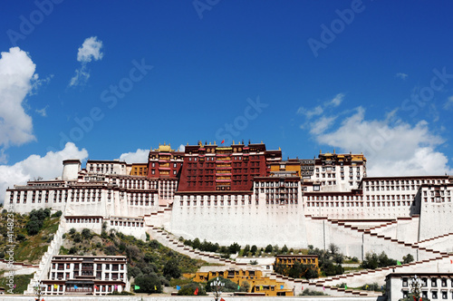 Fotografia Landmark of the famous Potala Palace in Lhasa Tibet