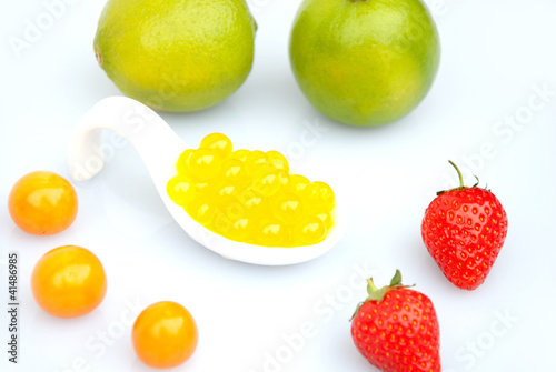 Fototapeta Naklejka Na Ścianę i Meble -  Bubble Tea Perlen gelb - Mango, Orange, Maracuja