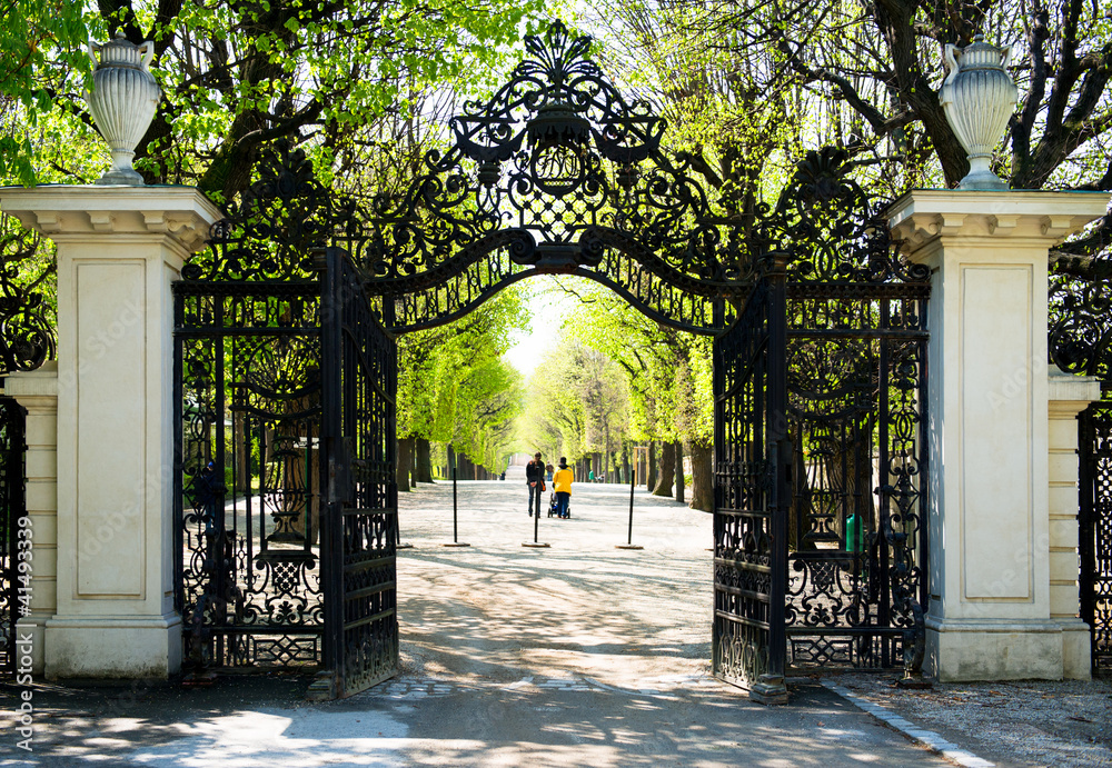Fototapeta premium Garden Walkway at Schonbrunn Palace in Vienna, Austria