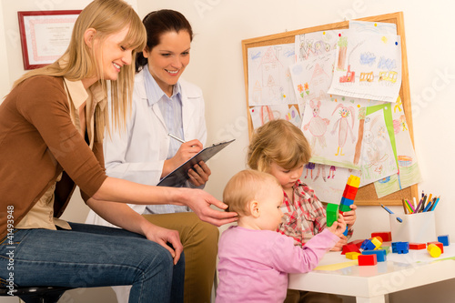 Slika na platnu Pediatrician female observe children play activity