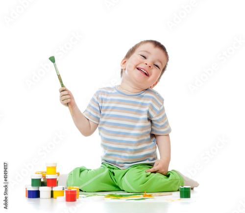kid drawing with watercolor...