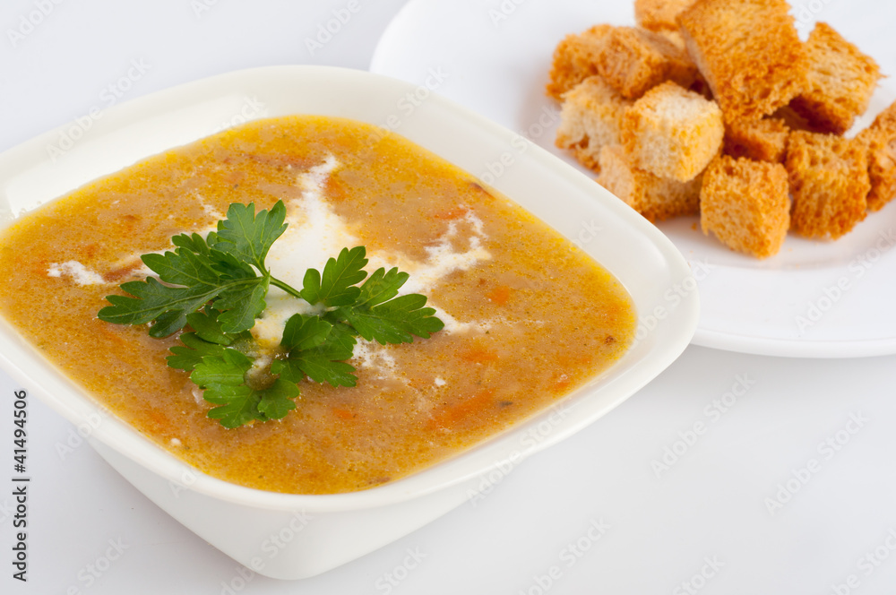 Fresh cream vegetable soup with roasted bread pieces