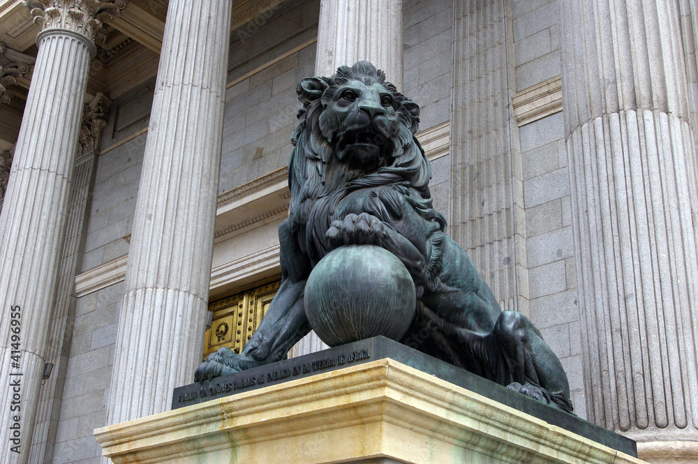 Lion en bronze.