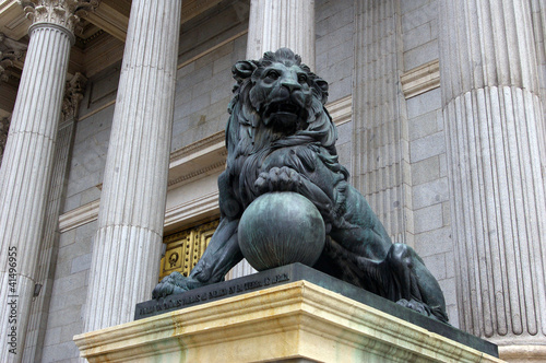 Lion en bronze.
