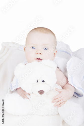 Baby mit Teddybär, isoliert auf Weiß