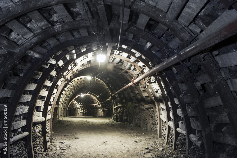 Obraz premium Podziemny tunel w kopalni węgla