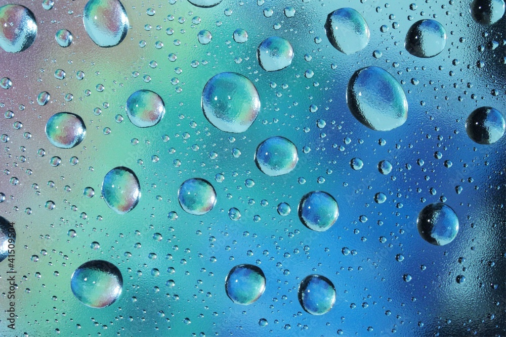 Tropfen auf Fensterglas Tropfen auf Fensterglas
