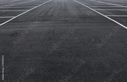 Diagonaler Blick auf eine grosse neue leere Parkfläche photo