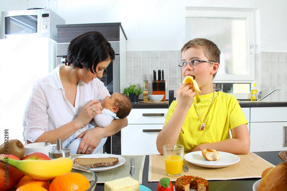 Mutter mit Kindern am Frühstückstisch Mutter mit Kindern am Frühstückstisch