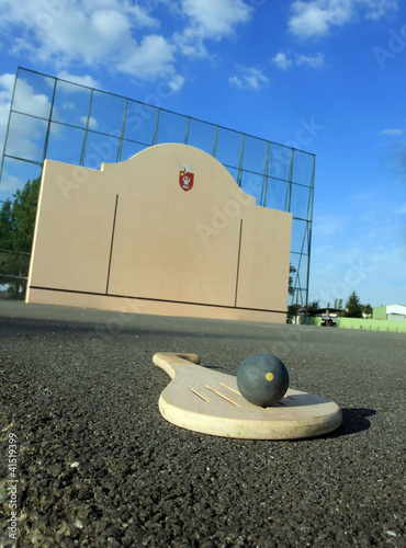 Fronton et raquette de pala et pelote basque