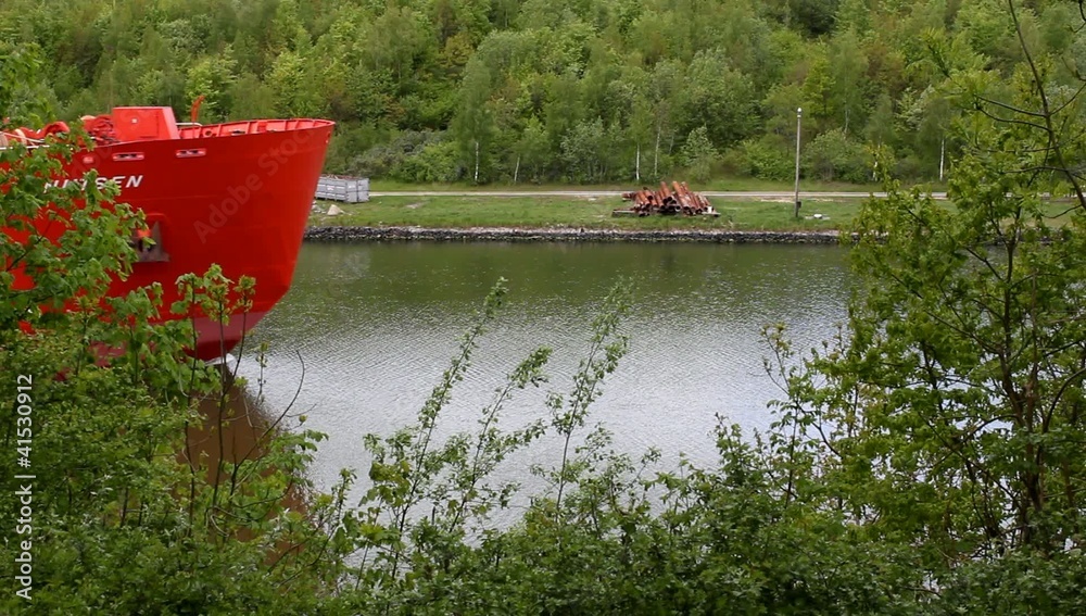 Tankschiff im Kiel Kanal Nord-Ostsee-Kanal