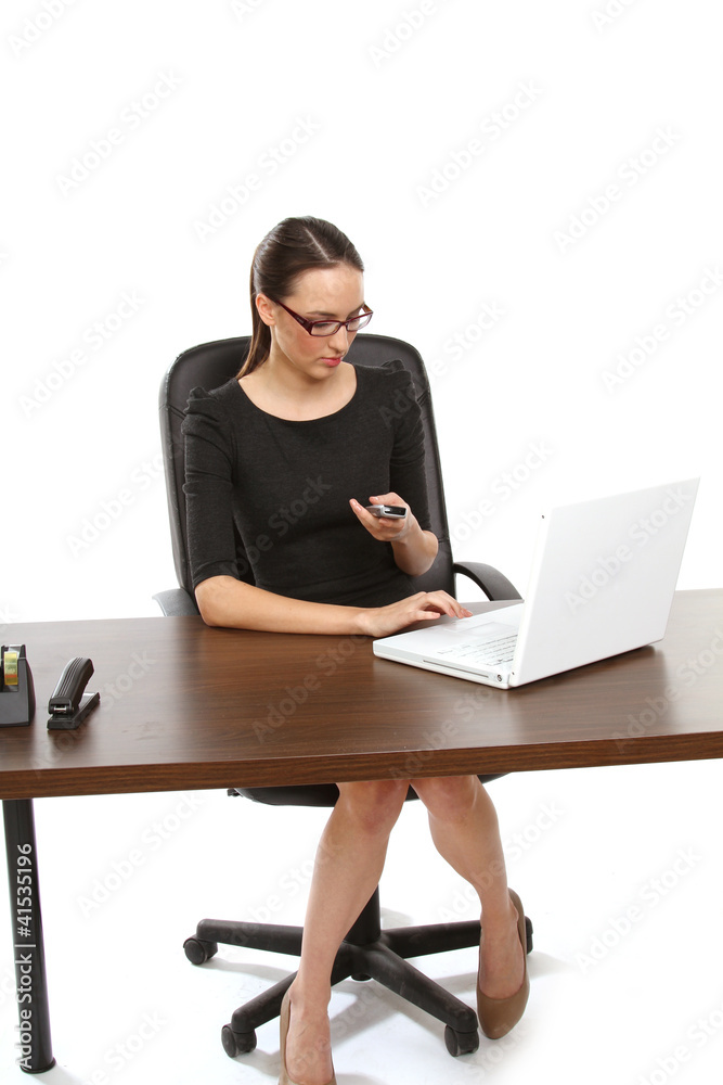 Frau arbeitet im Büro Frau arbeitet im Büro