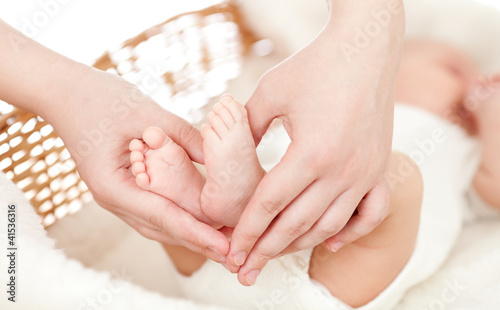 parent's hands keeping newborn baby's feet