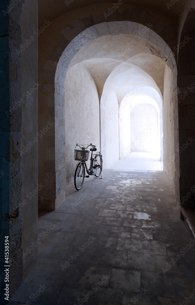 Fototapeta premium old arcade and bicycle