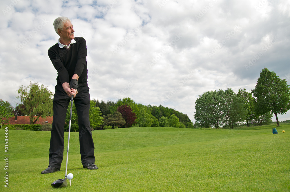 Aktiver Senior spielt Golf