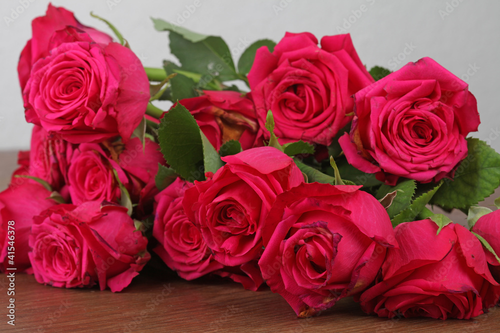 Rosen liegen auf dem Tisch Rosen liegen auf dem Tisch
