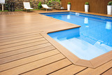 Blue swimming pool with wood flooring-Piscina madera