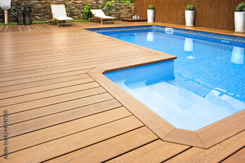 Blue swimming pool with  wood flooring-Piscina madera photo