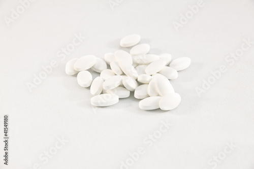 Pillole su fondo bianco