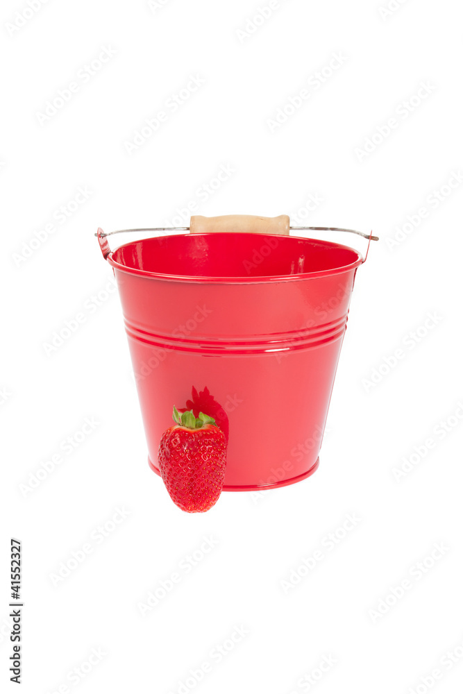 Roter Blecheimer mit einer Erdbeere Roter Blecheimer mit einer Erdbeere
