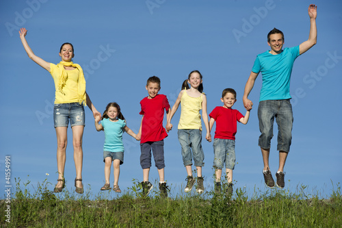 Familie beim wandern in der Natur.-Jump