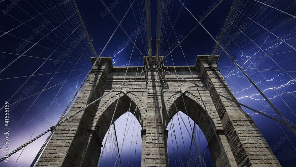Naklejka premium Storm approaching New York and Brooklyn Bridge
