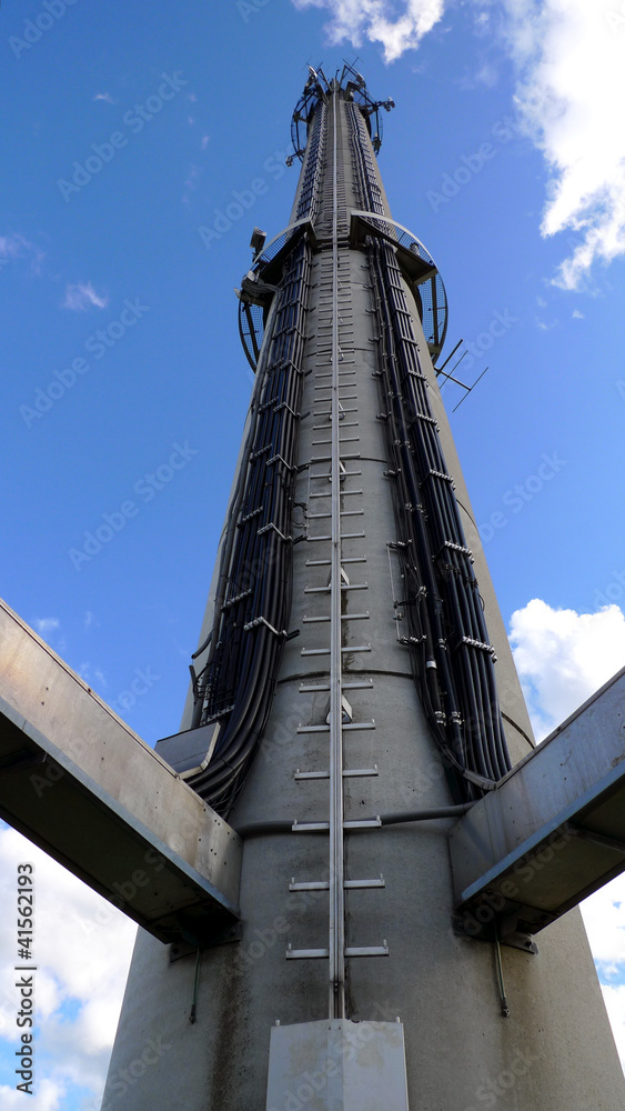 Sendemast in ungewohnter Perspektive Sendemast in ungewohnter Perspektive