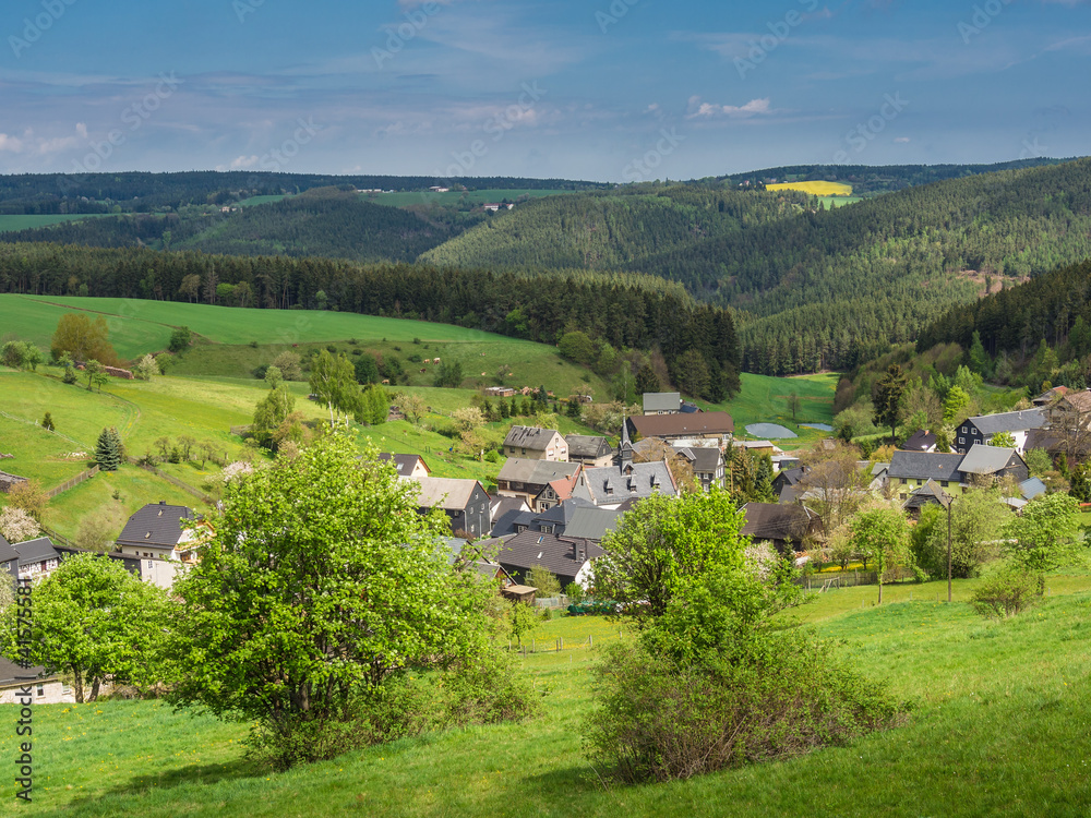 Ausblick auf ein Dorf im Thüringer Wald.