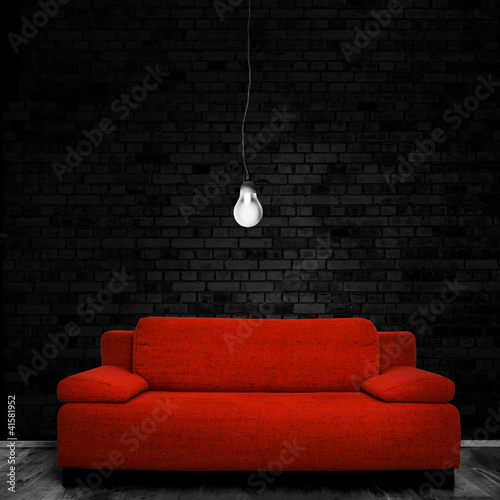 Rote Couch in dunklem Raum