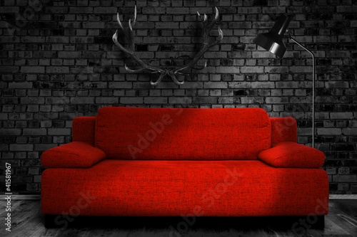 Rote Couch im Schloss