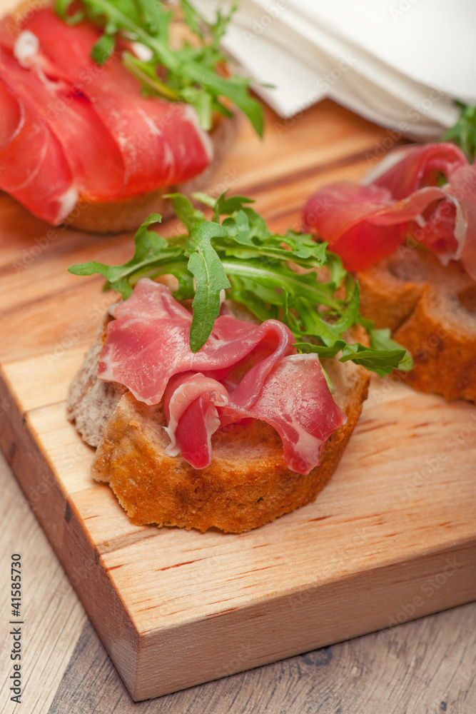 Ciabatta z szynką prosciutto i rukolą Ciabatta z szynką prosciutto i rukolą