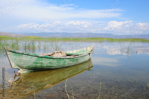 Fototapeta Naklejka Na Ścianę i Meble -  wooden kayak on lake