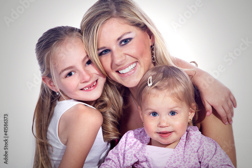 Mutter mit zwei Kinder lacht Porträt