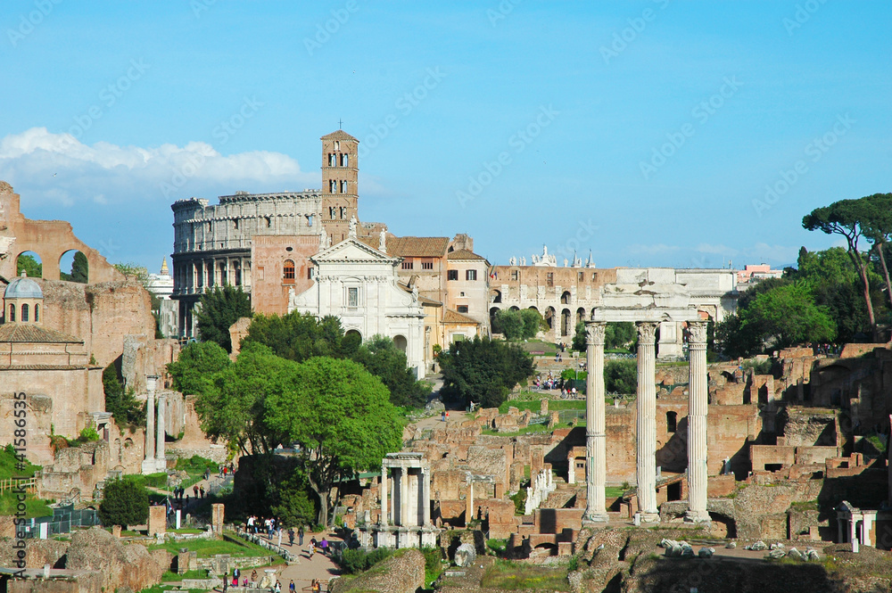 Foro di Roma con vista del Colosseo, colle del Palatino, Italia