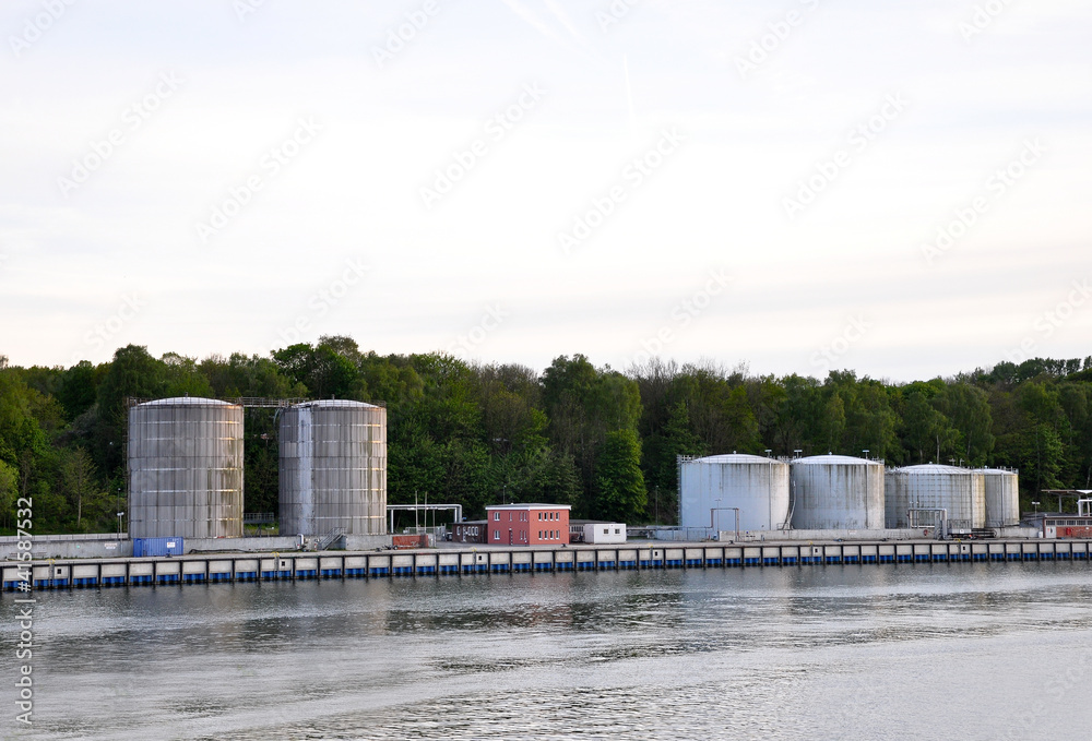 Tank im Hafen