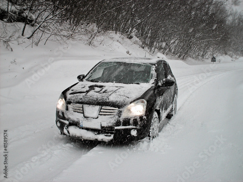 SUV sulla neve
