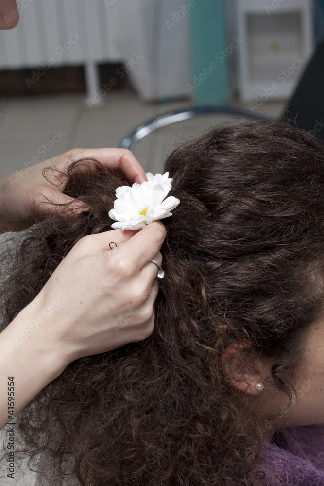 Naklejka premium Hairstyling with flowers