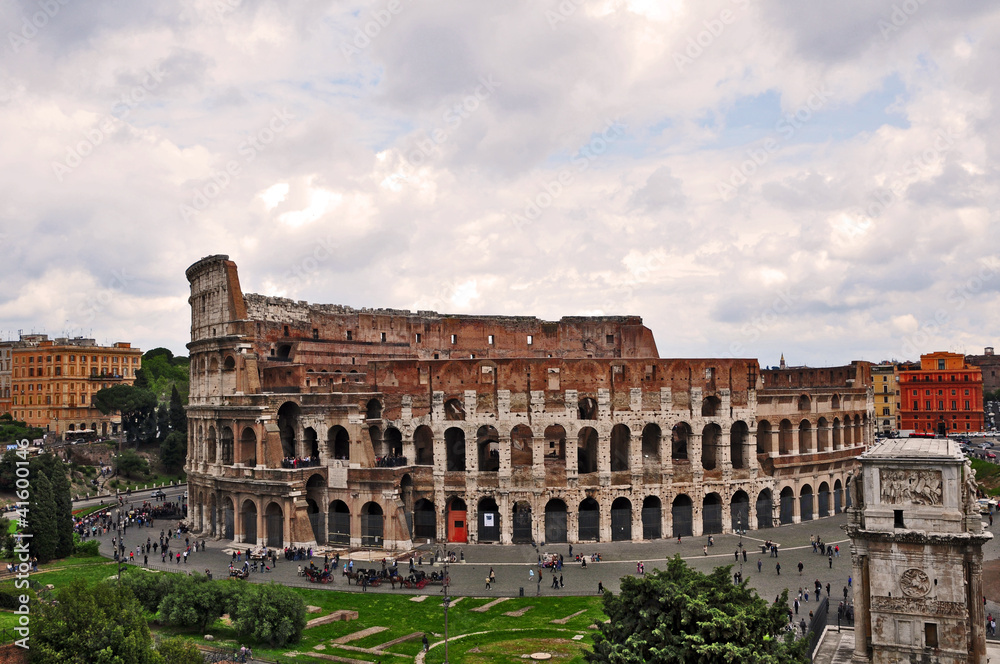 Roma: Colosseo ed arco di Costantino dal colle Palatino